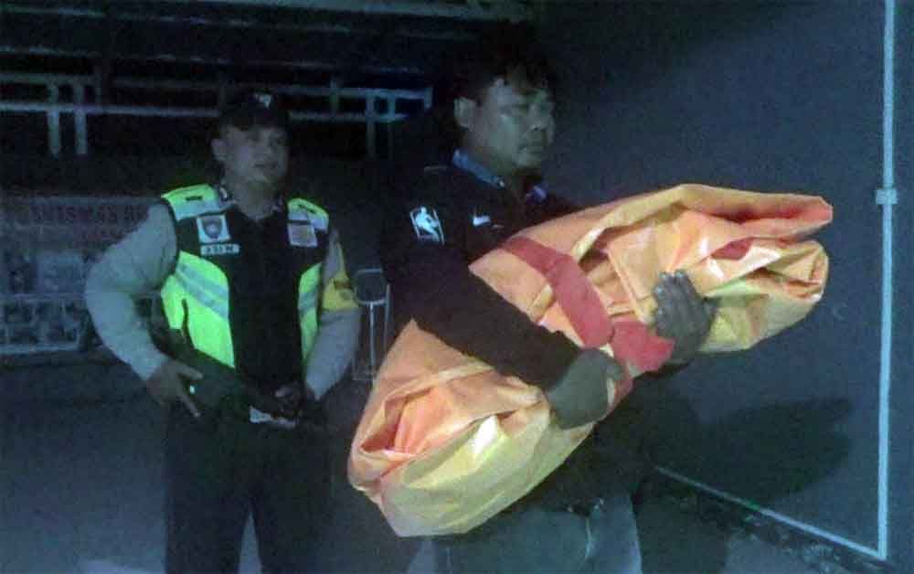 Polisi evakuasi jenazah