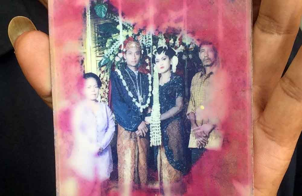Repro foto keluarga Nardian pembunuh istri dan anaknya