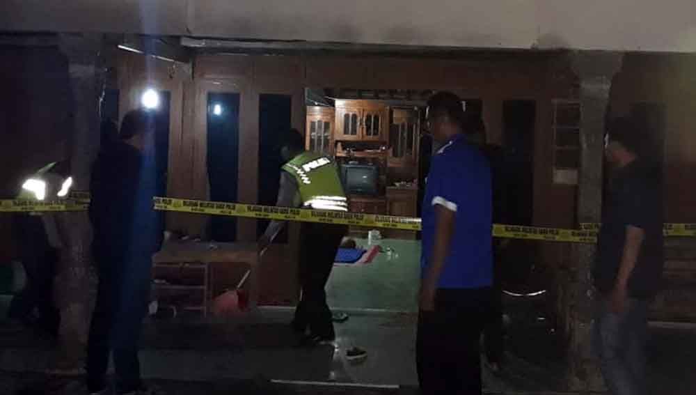 Polisi melakukan olah TKP di rumah korban