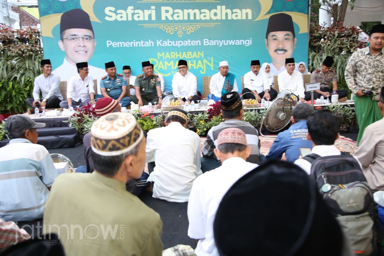 Bupati Anas saat buka puasa bersama dengan para pedagang pasar dan tukang becak/istimewa