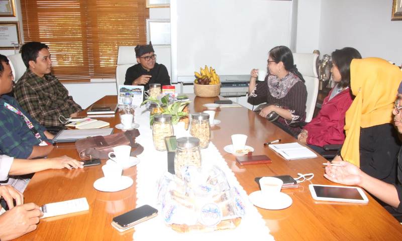 Uni Lubis (baju coklat) saat bertemu Bupati Anas di Banyuwangi.