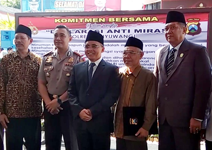 Bupati Anas saat deklrasi anti miras dan pemusnahan miras di Mapolres Banyuwangi.