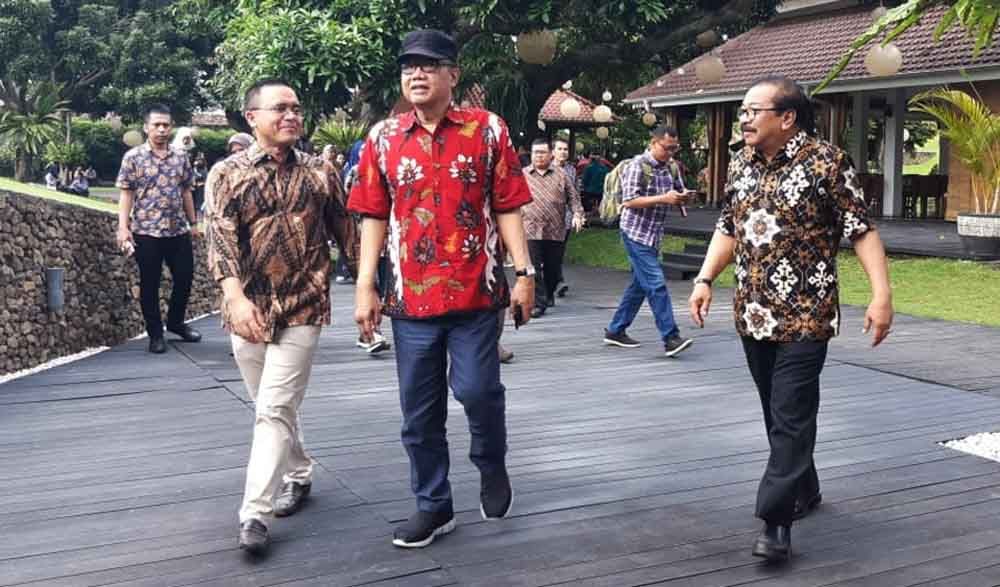 Bupati Anas saat menemani Menteri Koperasi dan Gubernur Jatim di Pendopo Sabha Swagata Banyuwangi