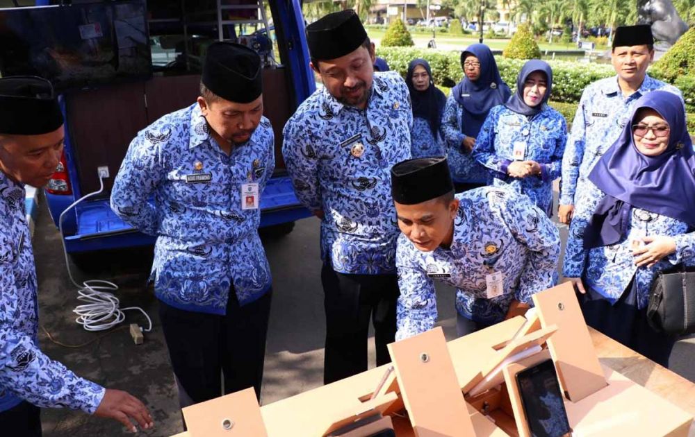 Bupati Ipong saat menerima penghargaan daru Gubernur Jawa Timur