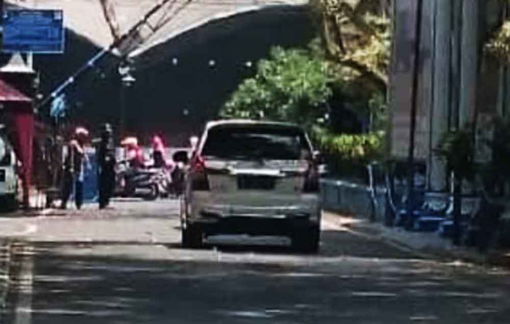 Mobil yang ditumpangi Rendra Kresna meninggalkan pendopo Agung Pemkab Malang