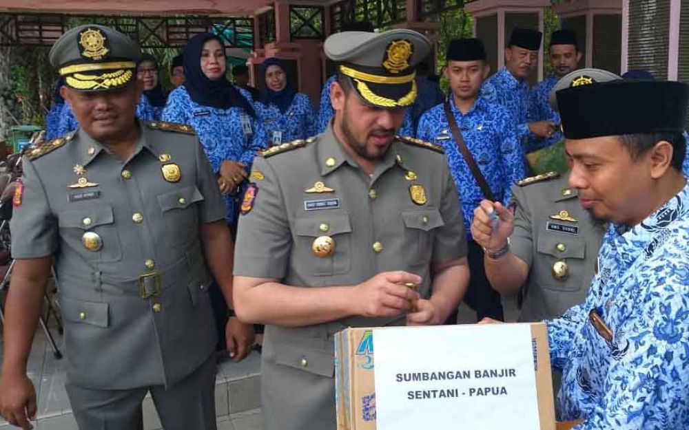 Wali Kota Probolinggo, Hadi Zainal Abidin menyumbang bagi korban bencana alam