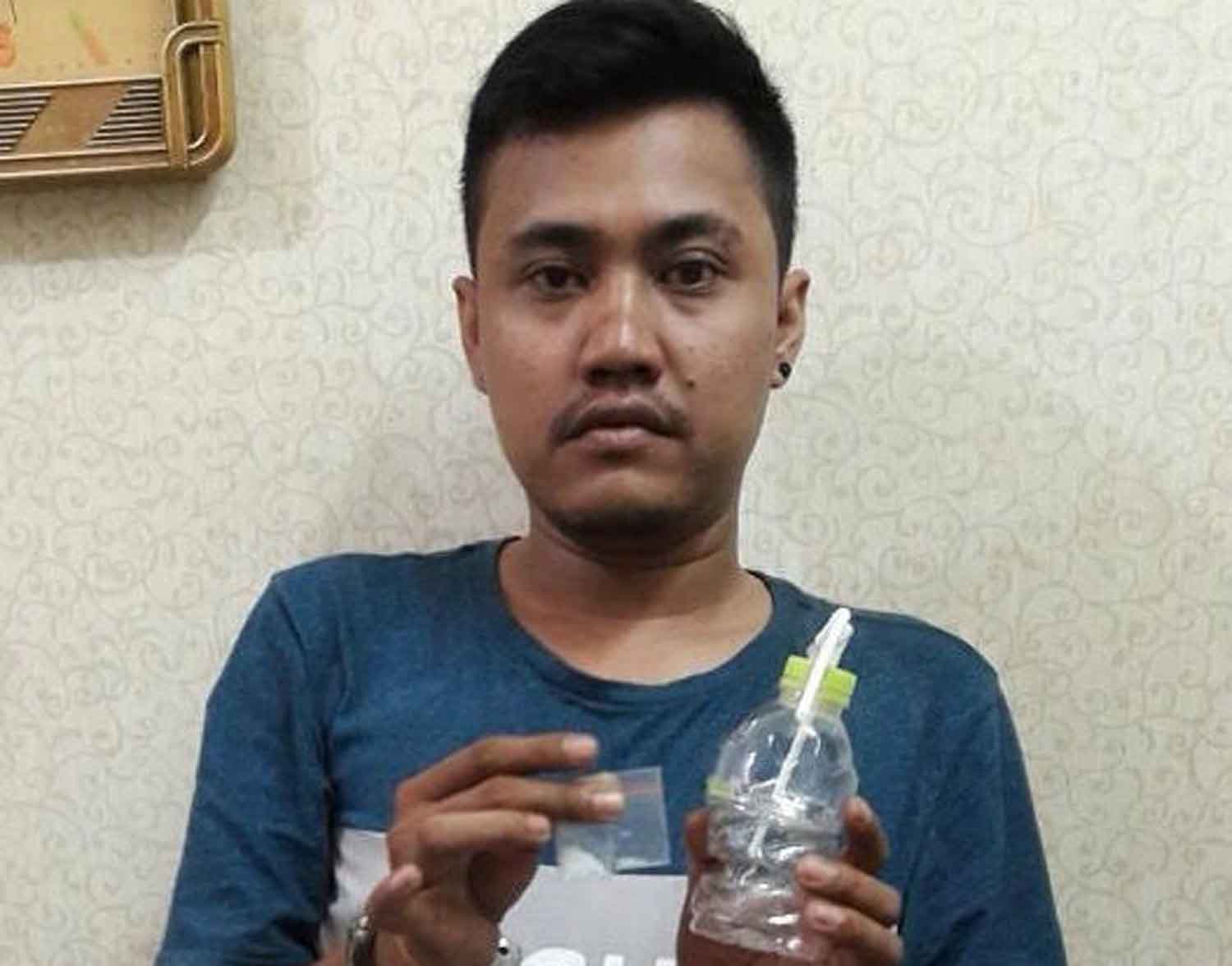 Tersangka Eko Harianto bersama sabu miliknya. 
