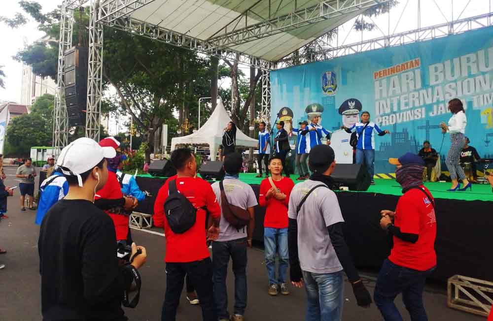Aksi joget buruh pada peringaatan May Day di Kantor Gubernur Jatim