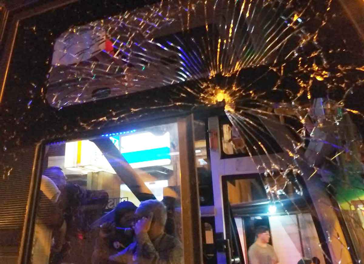 Terobos Konvoi Suporter Bola, Bus Berpenumpang WNA Dilempari Batu