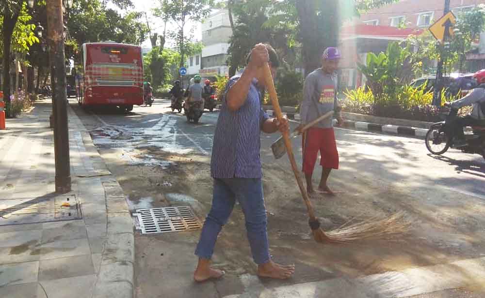 Ceceran solar dilumuri dengan pasir dan tanah agar tidak membahayakan pengguna jalan.