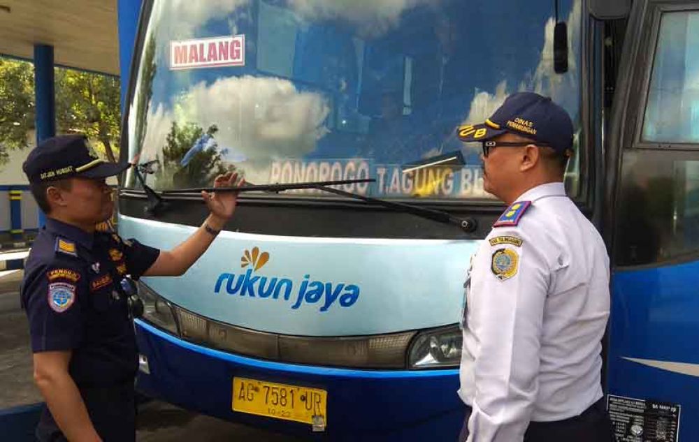 Pemeriksaan kelaikan bus di Tulungagung