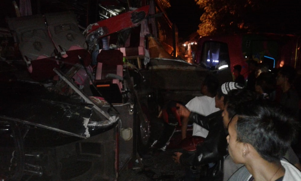 Kecelakaan dua bus yang mengakibatkan tiga penumpang tewas