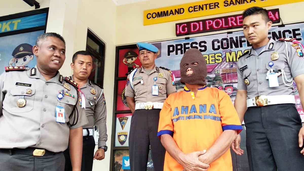 Tersangka sopir bus mini pariwisata yang terguling.