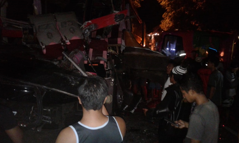 Kecelakaan bus Bali Radiance dengan bus Tiara Mas di Banyuwangi menjadi tontonan warga