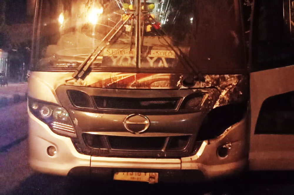 Bagian depan bus yang terbakar