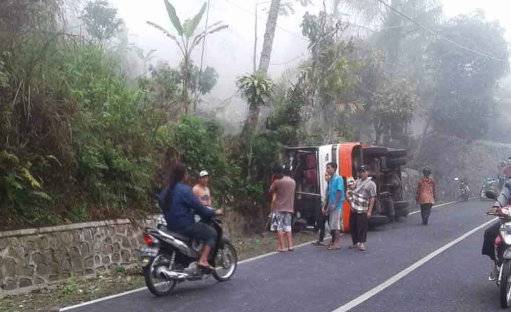 Warga berupaya mengevakuasi penumpang bus terguling di Trenggalek