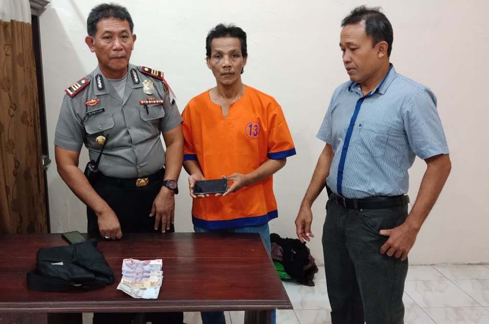 Kapolsek Kabat, AKP Supriyadi (kanan) saat memeriksa pelaku