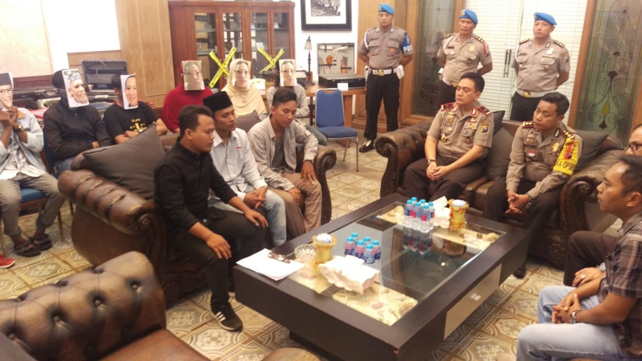 Wakapolda Jatim, Brigjen Pol M Iqbal dan PJU Polrestabes Surabaya saat menerima perwakilan massa pendemo.