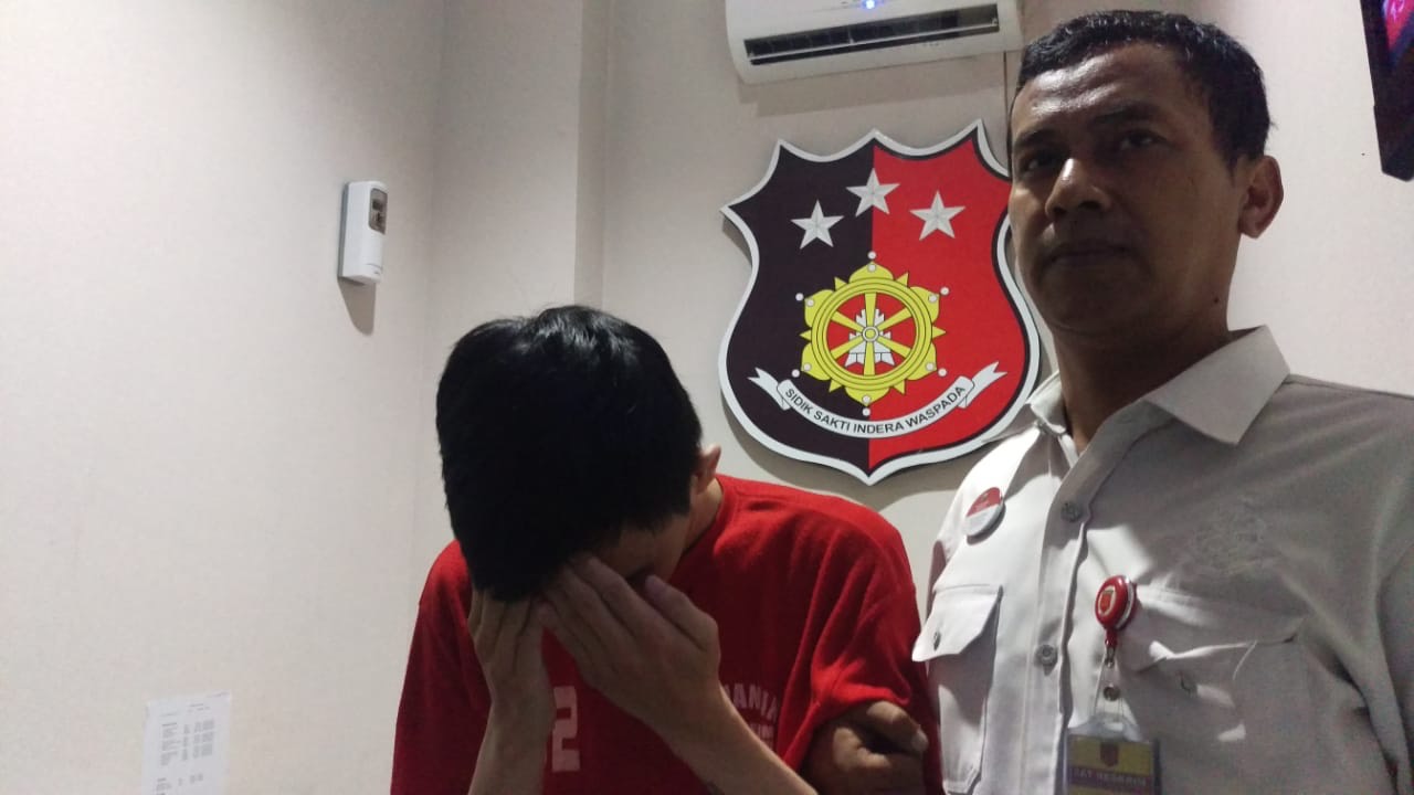 Rinaldo (kiri) saat diperiksa penyidik di Mapolrestabes Surabaya. 