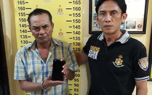 Heru (kiri) saat diamankan di Mapolsek Gubeng.