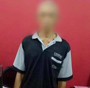 Tersangka AJ saat diamankan di Mapolrestabes Surabaya.