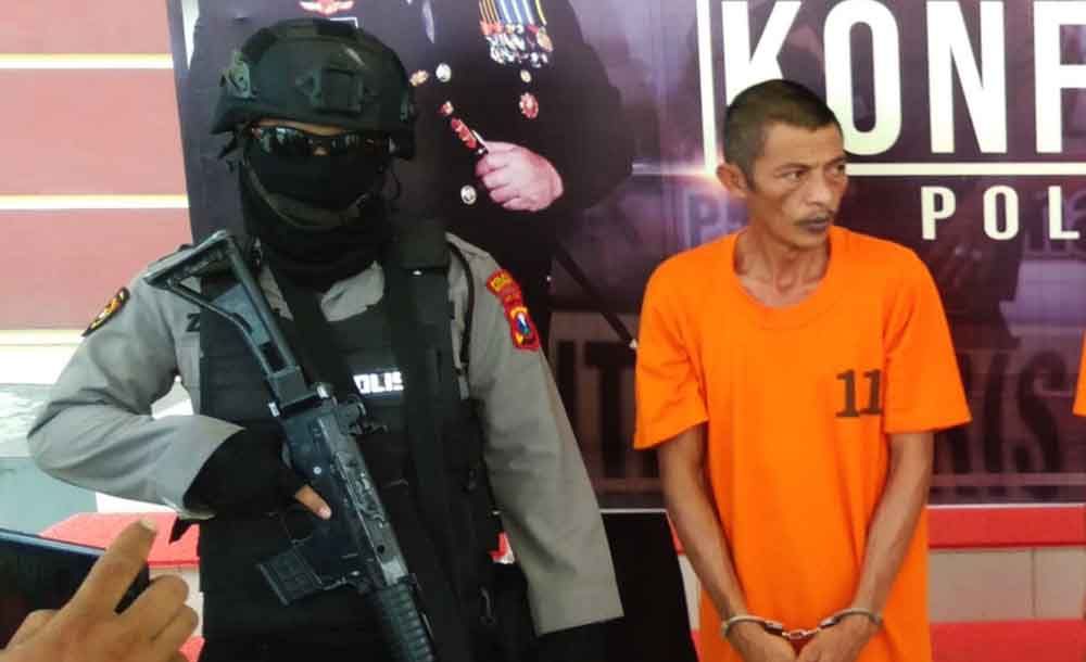 Tersangka saat diamankan di Mapolres Mojokerto