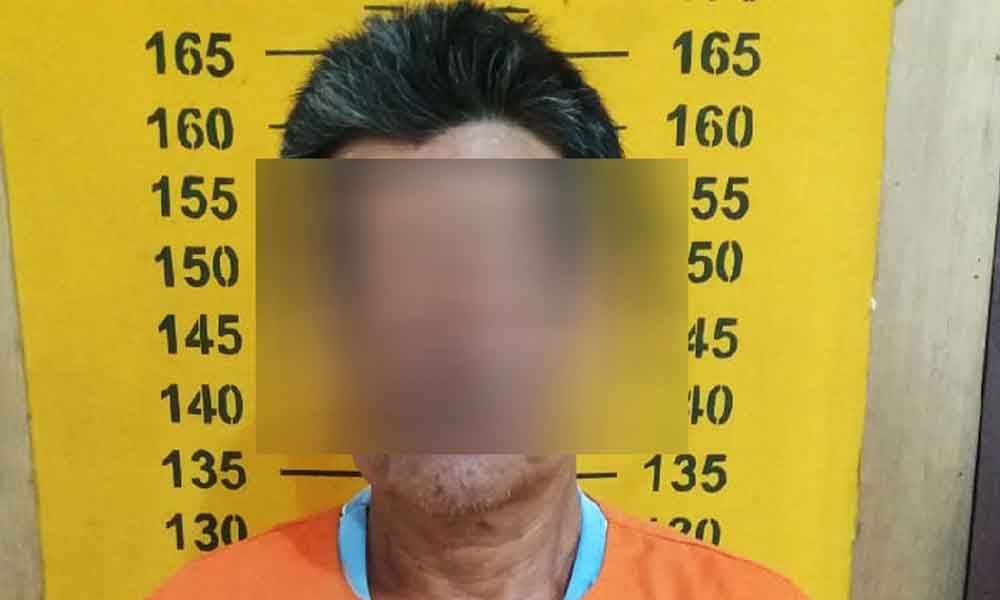 Tersangka saat diamankan di Mapolsek Kabat