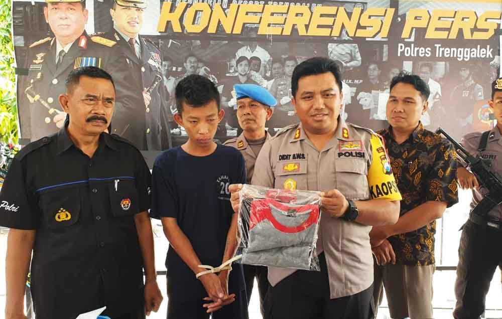 Tersangka saat di Mapolres Trenggalek