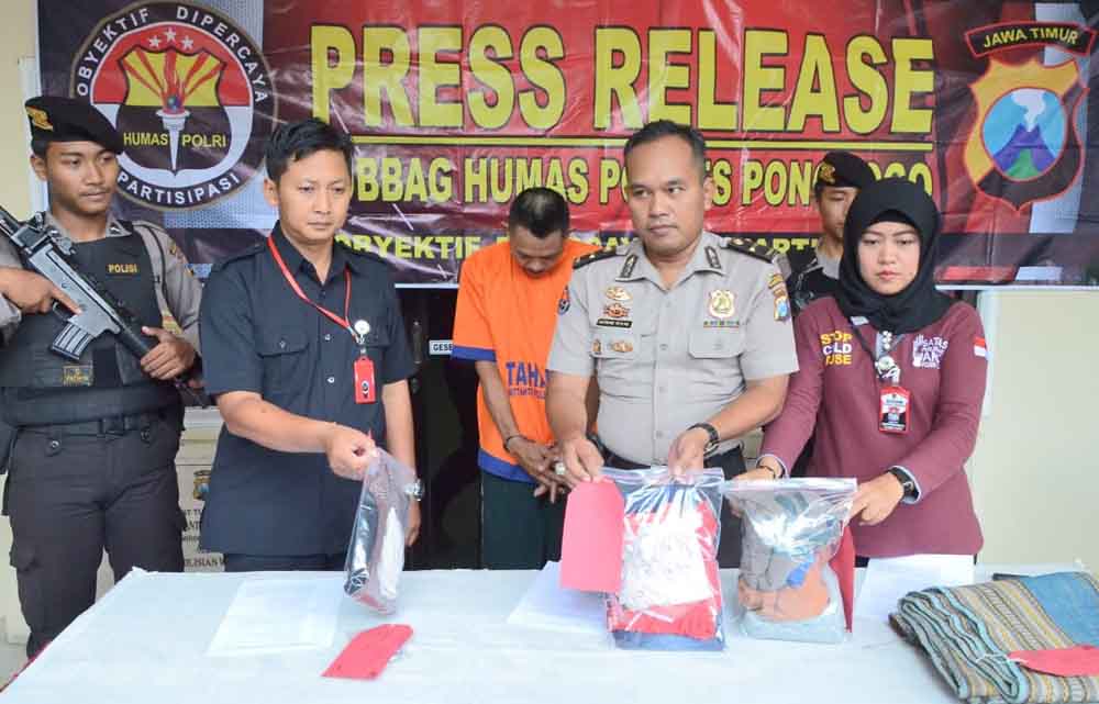 Polisi membeberkan barang bukti pencabulan paman terhadap istri keponakannya sendiri