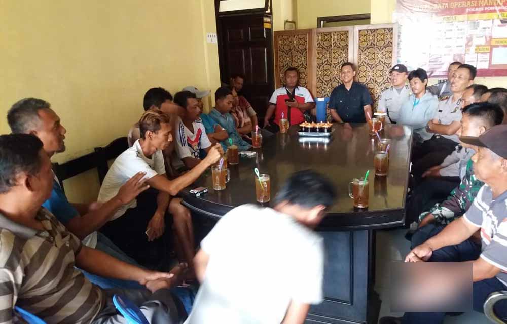 Sejumlah warga saat meluruh Mapolsek Slahung, Ponorogo