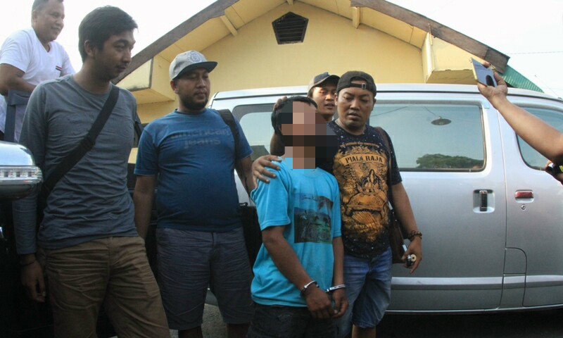 Tersangka MW saat digiring ke Mapolres Ponorogo.