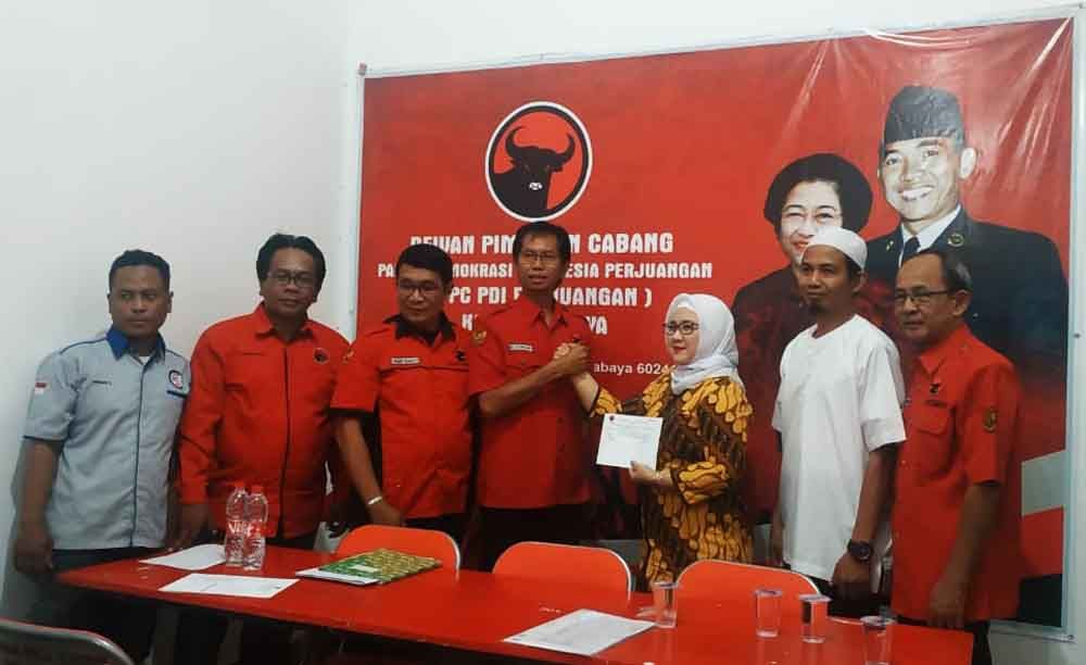 Pengembalian formulir salah satu kandidat di kantor DPC PDIP Surabaya