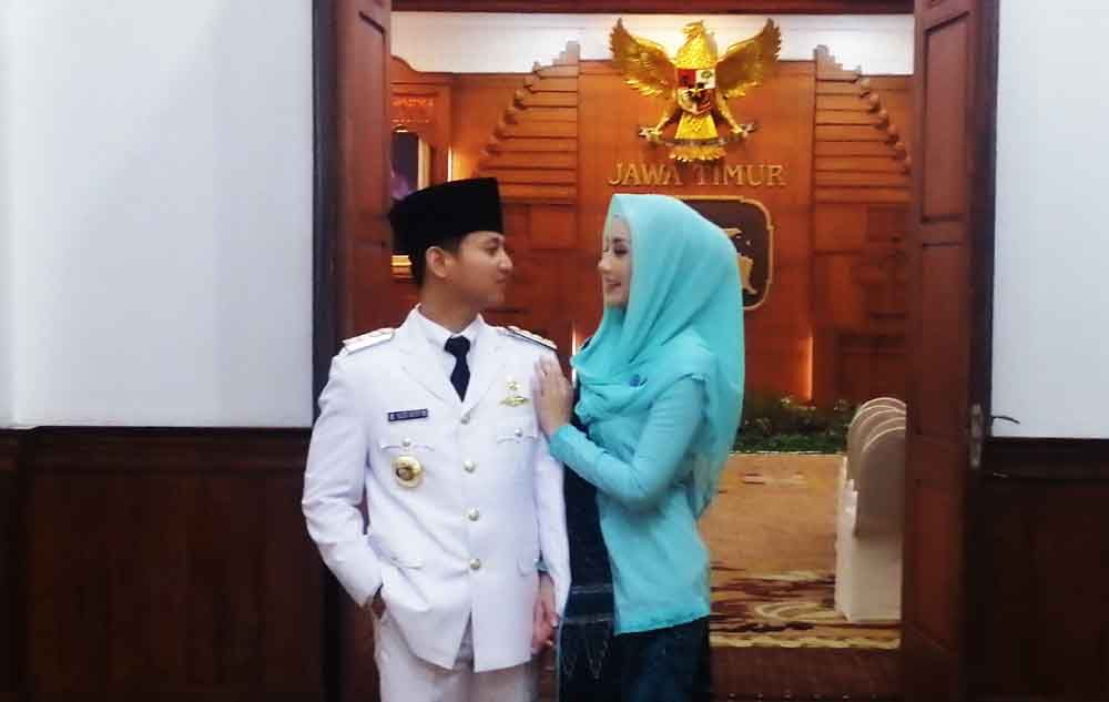 M Nur Arifin bersama istri saat pelantikan sebagai Bupati Trenggalek di Grahadi