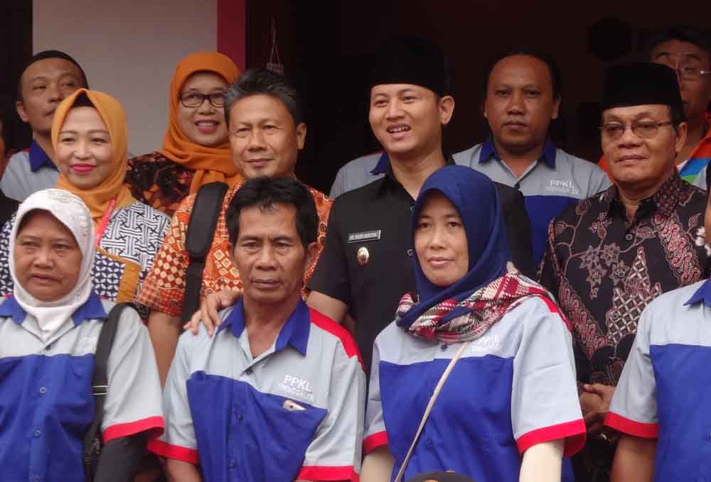 Cak Ipin bersama paguyuban pedagang kaki lima  