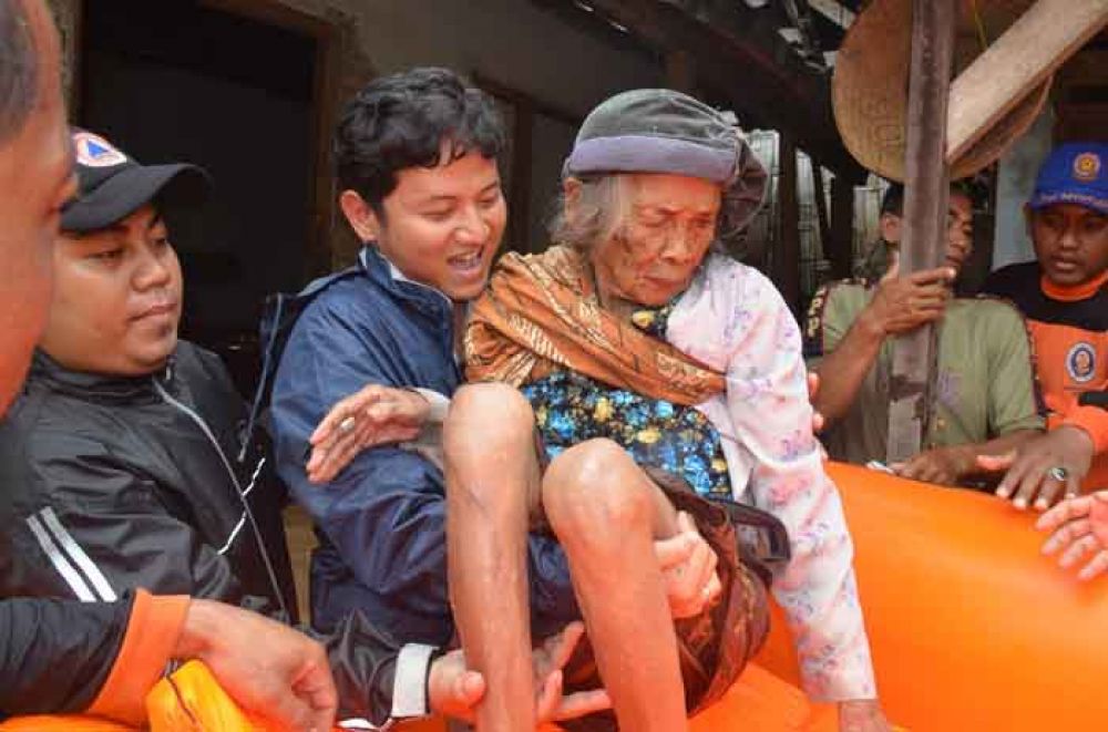 Cak Ipin menggendong Mbah Sainah 