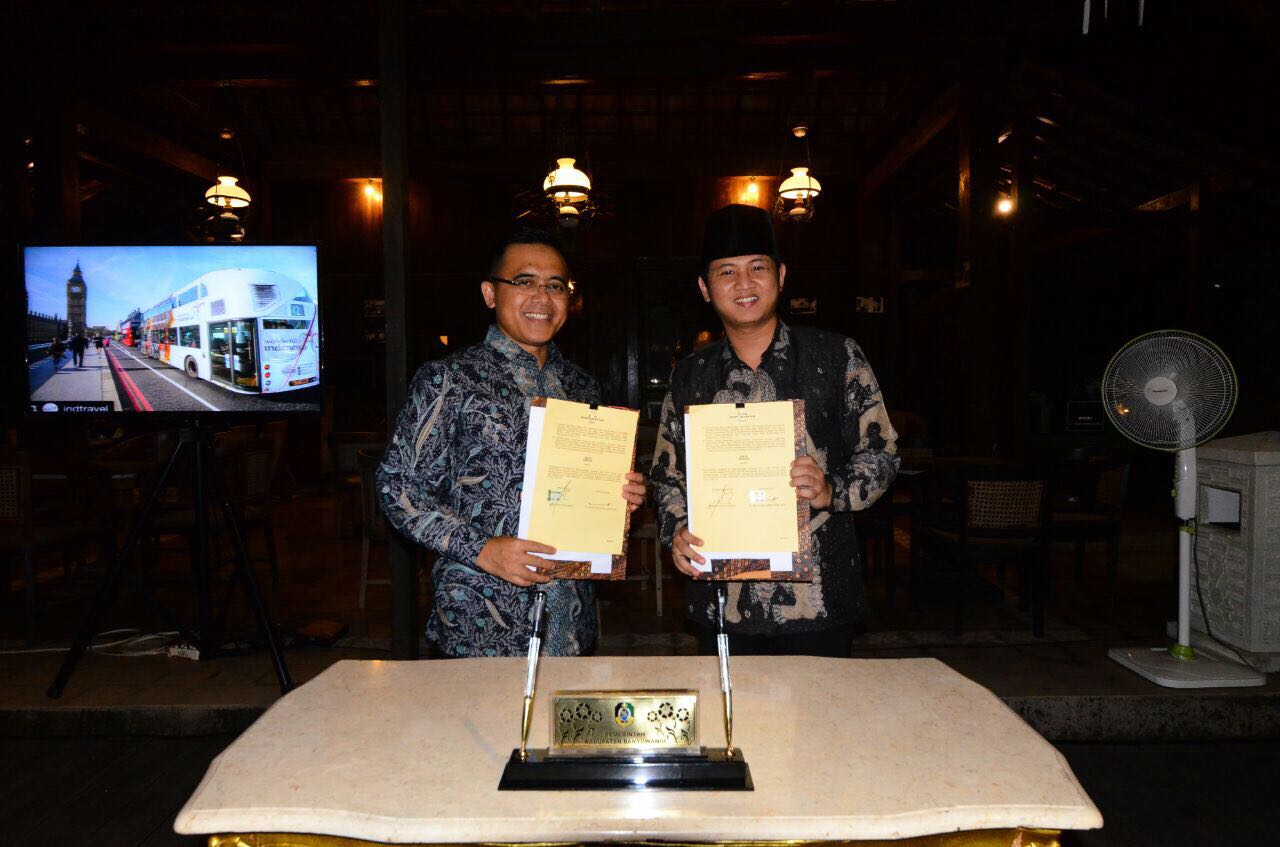 Bupati Anas dan Plt Bupati Trenggalek menandatangani nota kesepahaman bersama.