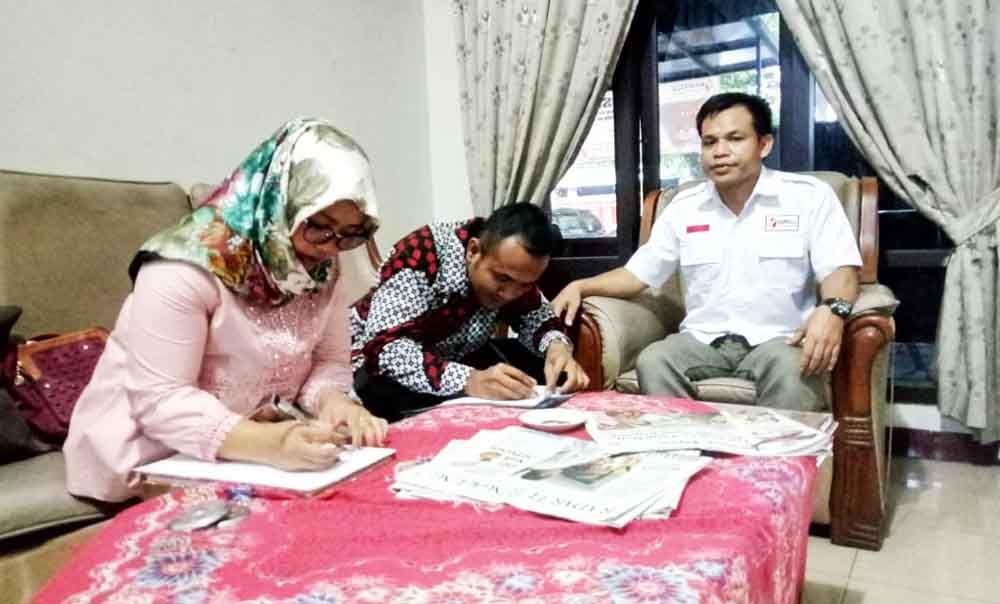 Satriya Andri Marsis dan Binti Saudah saat di kantor Bawaslu Tulungagung
