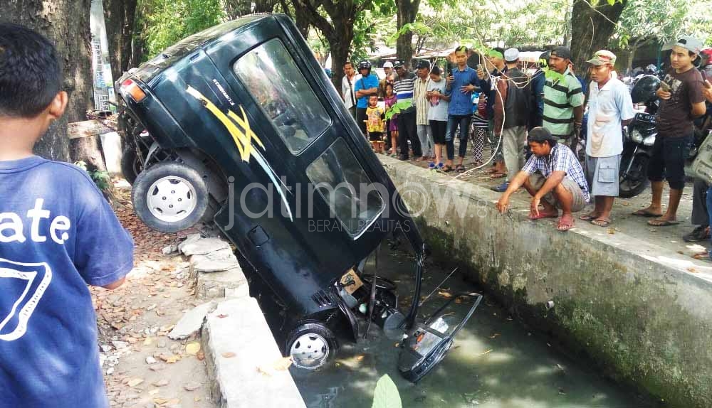 Niat Putar Balik, Suzuki Carry Malah Nyebur ke Sungai