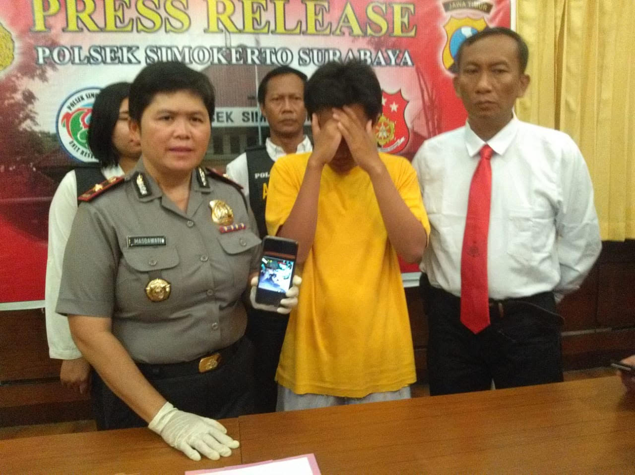 Kompol Masdawati (kiri) menunjukkan rekaman CCTV yang merekam aksi tersangka.