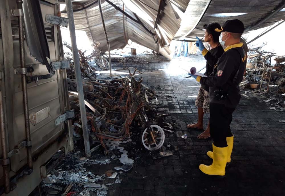Petugas Labfor Polda Jatim mengidentifikasi motor yang terbakar