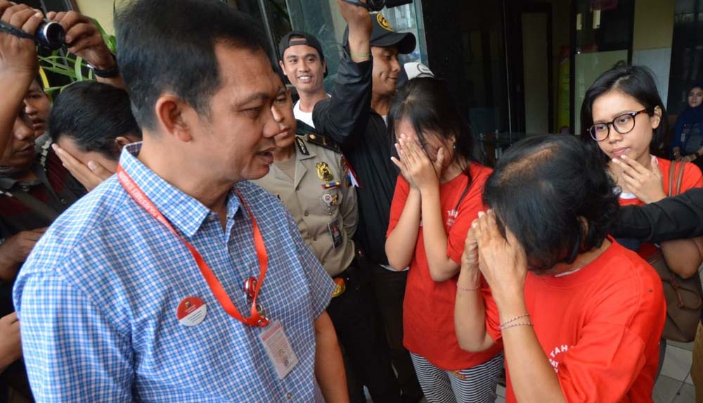 Petugas menginterogasi  tersangka perdagangan balita melalui instagram, di Mapolrestabes Surabaya, Selasa (9/10/2018)