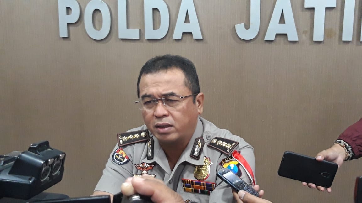 Kombes Pol Frans Barung Mangera saat memberikan keterangan kepada wartawan di Mapolda Jatim.

