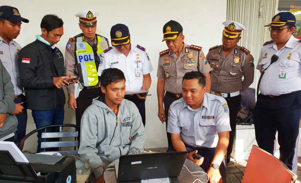 Kapolrestabes Surabaya bersama Kadishub Surabaya memantau proses tilang CCTV