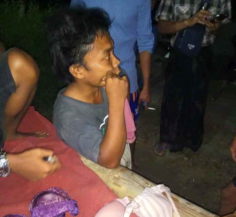 Tersangka bersama barang bukti celana dalam dan bra hasil curian.