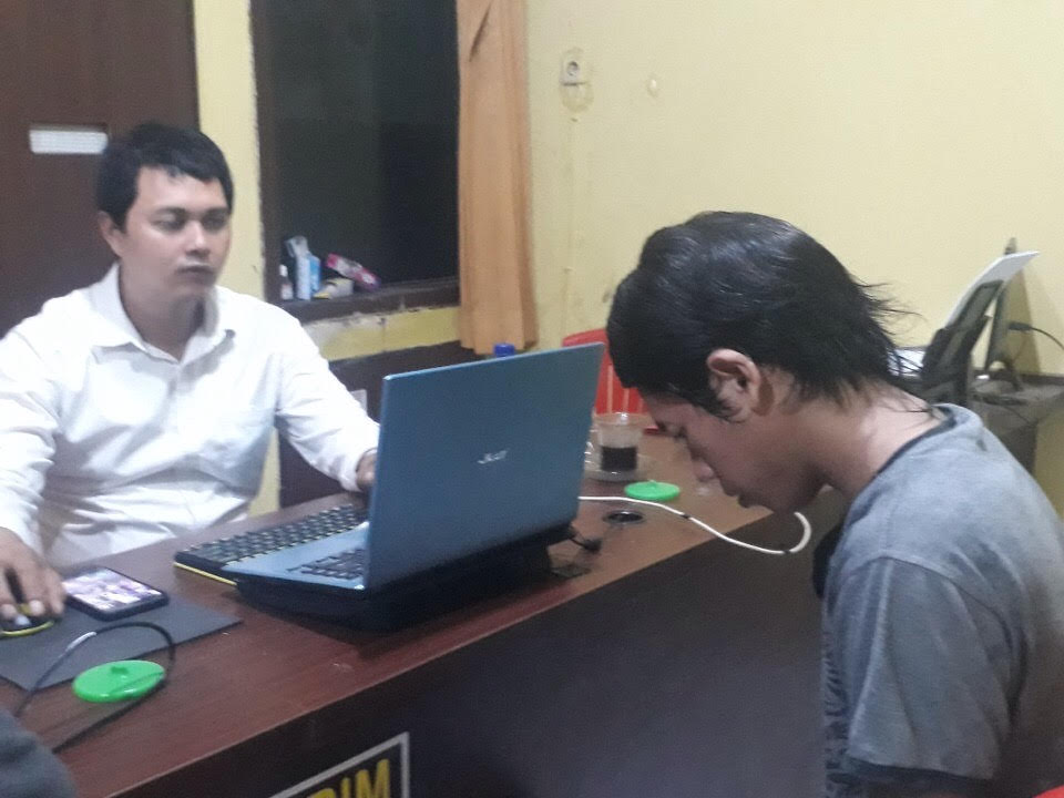 Pelaku (kanan) saat menjalani pemeriksaan di Mapolsek Tandes Surabaya/foto: Istimewa