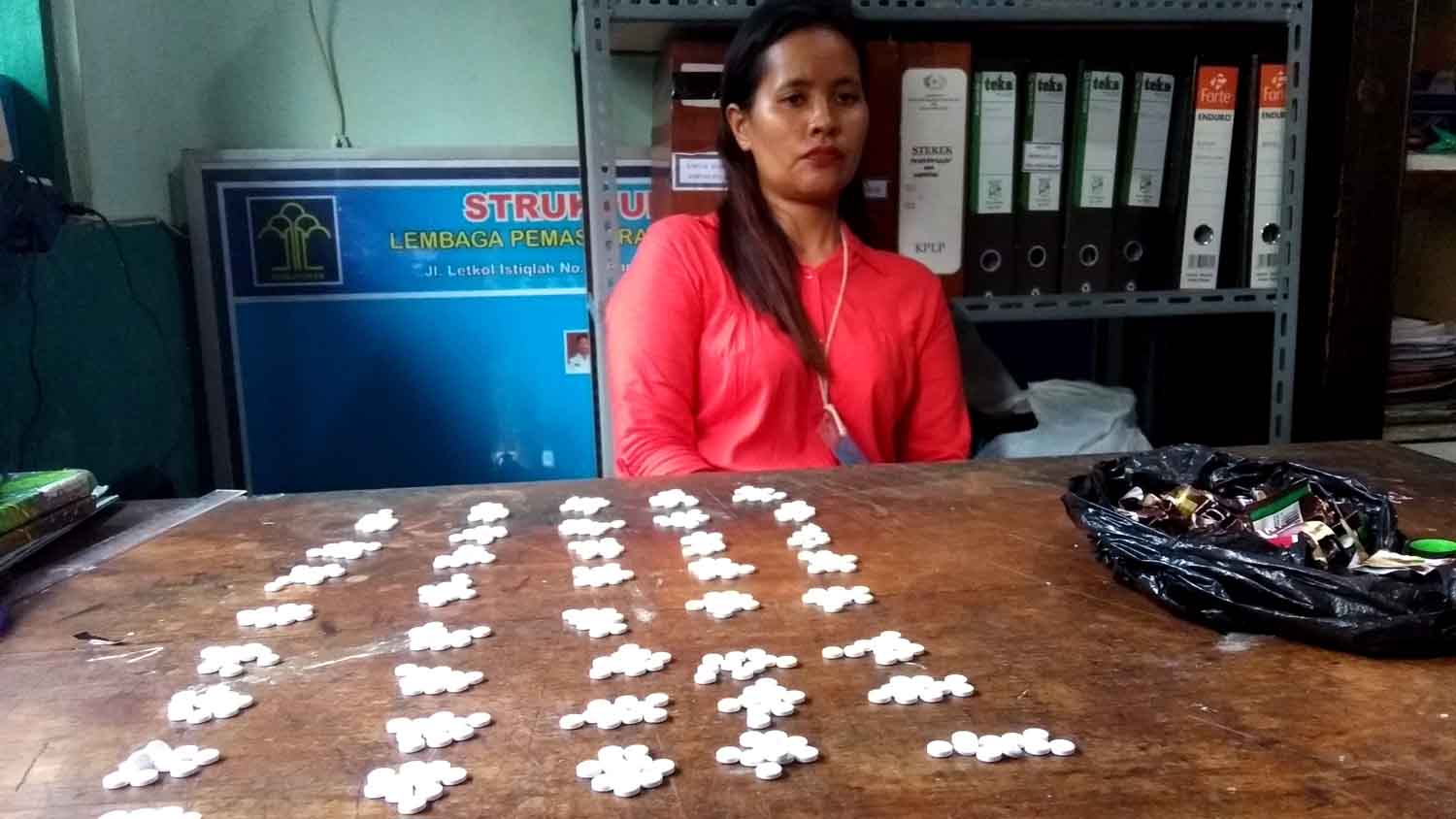 Nurul Aini saat diperiksa beserta barang bukti di ruang Anggota KPLP Lapas Banyuwangi.

