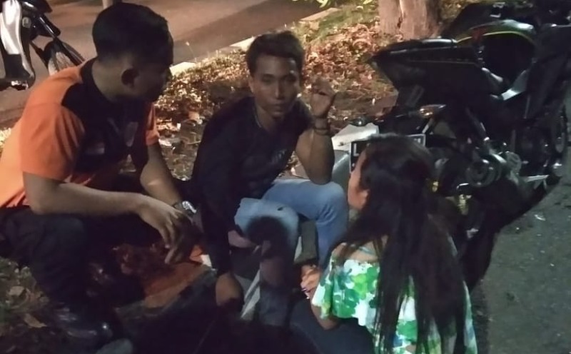 Korban begal saat ditolong petugas di Jalan Kenjeran, Surabaya, Minggu (30/9/2018) dini hari tadi.