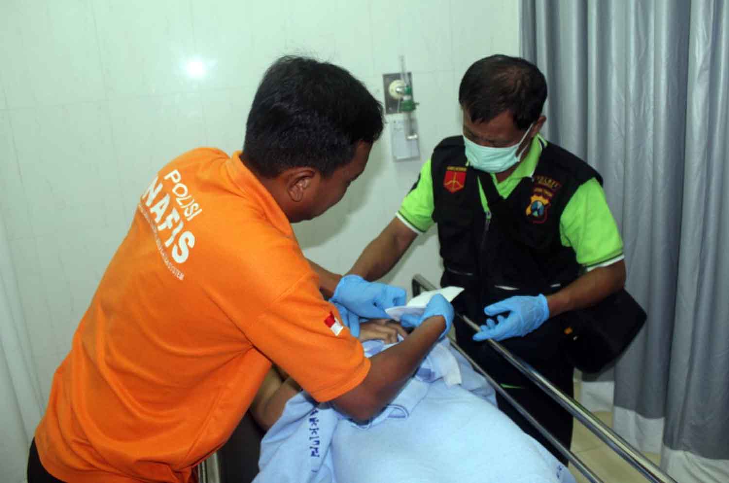 Petugas tengah mengidentifikasi Jenazah korban.