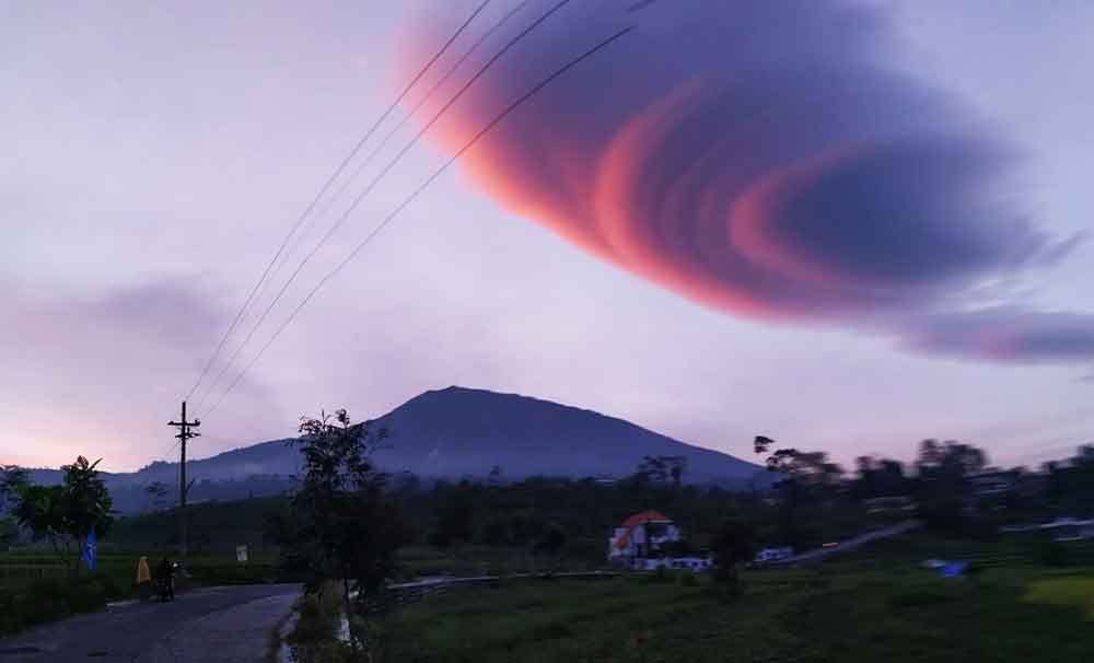 Cincin awan di atas Gunung Lawu/ Foto: Istimewa