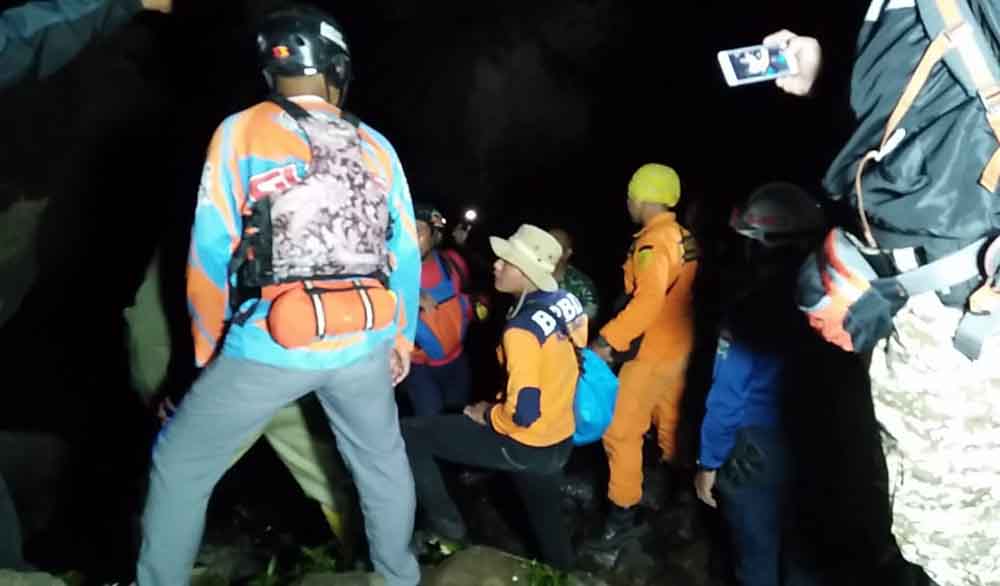 Tim gabungan saat melakukan pencarian tiga pelajar SD yang tenggelam di wisata Air Terjun Coban Talun